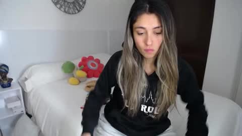 Snapshot of la_rola_ chatting on February 3, 1:48 am Catalina online show from February 3, 1:48 am