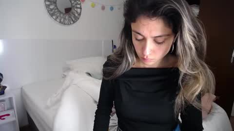 Snapshot of la_rola_ chatting on February 16, 1:57 am Catalina online show from February 16, 1:57 am