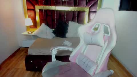 Snapshot of laara_croft chatting on February 22, 1:11 am L A R A online show from February 22, 1:11 am