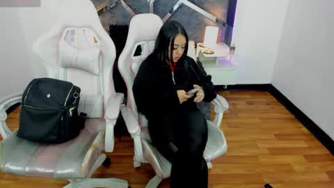Snapshot of laara_croft chatting on March 4, 1:45 am L A R A online show from March 4, 1:45 am