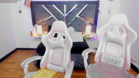 Snapshot of laara_croft chatting on March 6, 11:53 pm L A R A online show from March 6, 11:53 pm