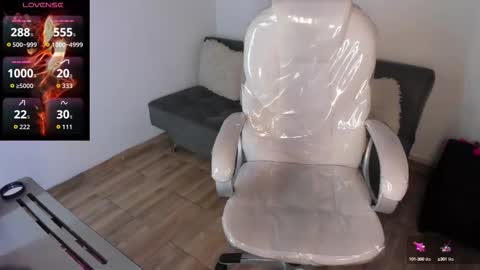 Snapshot of laara_croft chatting on September 11, 9:48 pm L A R A online show from September 11, 9:48 pm