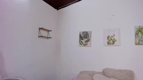 Snapshot of laara_croft chatting on October 10, 10:53 pm L A R A online show from October 10, 10:53 pm