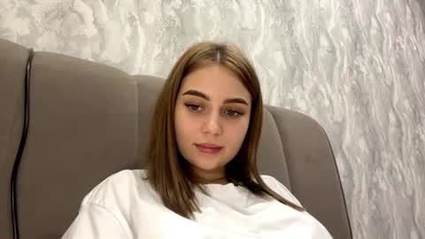 Mia online show from October 14, 4:30 pm