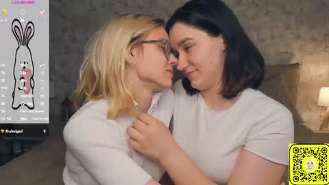 Violet and Isabel online show from June 21, 7:16 pm
