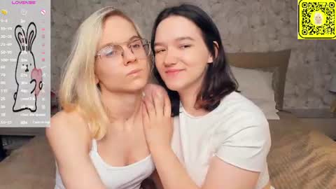 Violet and Isabel online show from June 25, 7:18 pm