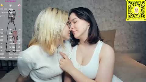 Violet and Isabel online show from June 30, 7:15 pm