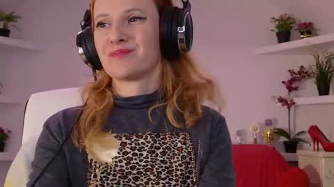 Snapshot of ladybigsmile chatting on September 18, 6:32 pm Sima Ladybigsmile online show from September 18, 6:32 pm