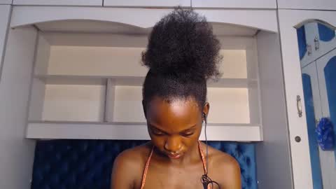 Snapshot of ladydiva69 chatting on February 24, 8:17 am ladydiva69 online show from February 24, 8:17 am