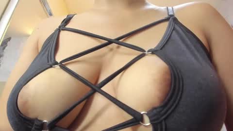 Snapshot of lailamorfy chatting on November 5, 12:27 pm online show from November 5, 12:27 pm