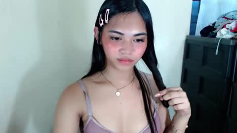 Snapshot of laire_allure chatting on May 28, 10:40 pm laire online show from May 28, 10:40 pm
