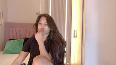 Snapshot of laly_cherry_ chatting on November 13, 12:15 pm Laura online show from November 13, 12:15 pm