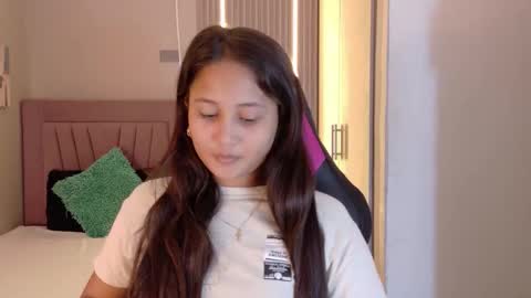 Snapshot of laly_cherry_ chatting on November 27, 12:18 pm Laura online show from November 27, 12:18 pm