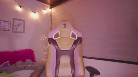 Snapshot of lana_dreams_ chatting on June 23, 1:47 am Lana online show from June 23, 1:47 am