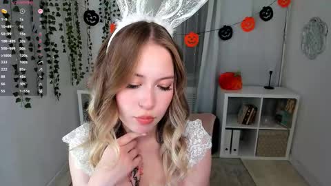 Snapshot of lanaroselle chatting on October 31, 2:18 pm Lana online show from October 31, 2:18 pm