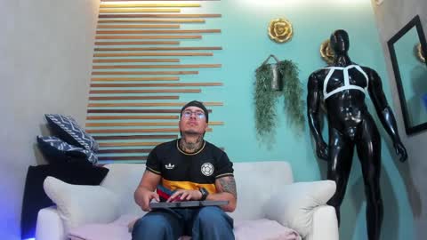 Lance  Max  online show from April 11, 1:32 am