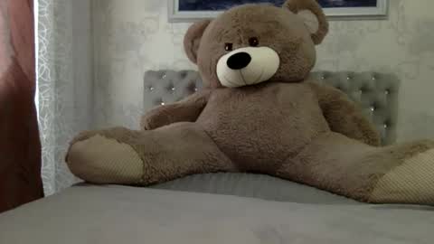 langoria online show from April 8, 12:05 pm