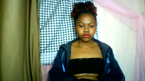 Snapshot of lara_belle chatting on July 1, 5:20 am lara_belle online show from July 1, 5:20 am