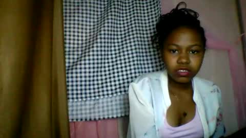 Snapshot of lara_belle chatting on July 7, 6:47 am lara_belle online show from July 7, 6:47 am