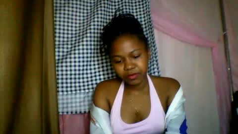 Snapshot of lara_belle chatting on July 7, 7:23 am lara_belle online show from July 7, 7:23 am