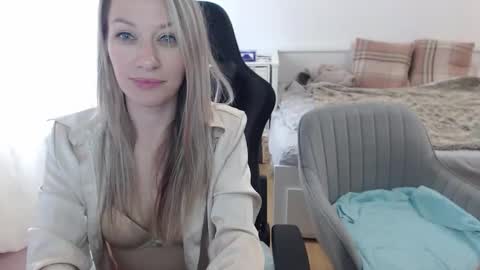 Snapshot of lara_c_rau chatting on September 13, 11:21 am Lara online show from September 13, 11:21 am