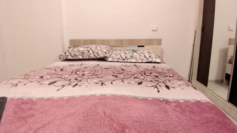 Snapshot of laracara chatting on January 2, 7:23 am Lara online show from January 2, 7:23 am