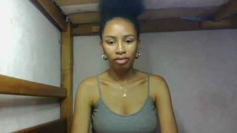 Snapshot of larah98 chatting on February 16, 10:00 am larah98 online show from February 16, 10:00 am