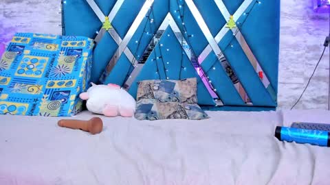 Snapshot of laramurphy chatting on December 18, 9:08 pm Lara Murphy online show from December 18, 9:08 pm