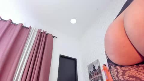 Snapshot of laramurphy chatting on October 29, 4:37 am Lara Murphy online show from October 29, 4:37 am