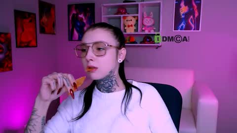 Snapshot of laratiz chatting on November 15, 10:34 am laratiz online show from November 15, 10:34 am