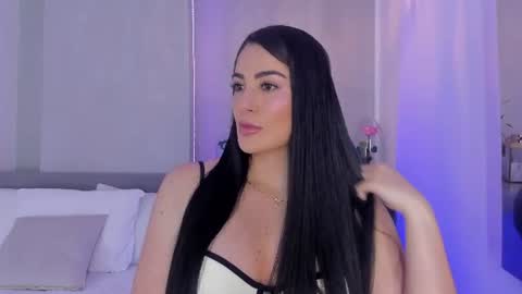 Snapshot of laravillalobos chatting on June 15, 9:50 pm Laura online show from June 15, 9:50 pm