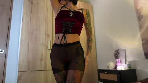 Snapshot of larissa_baker chatting on June 9, 9:43 am isa 3 online show from June 9, 9:43 am