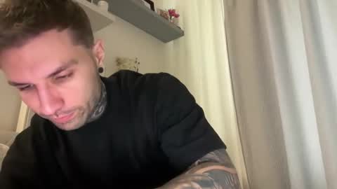 Snapshot of larsskeet chatting on December 20, 11:17 am larsskeet online show from December 20, 11:17 am