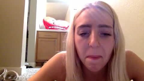 Snapshot of latenightkash chatting on February 24, 8:45 am Roxy blue online show from February 24, 8:45 am