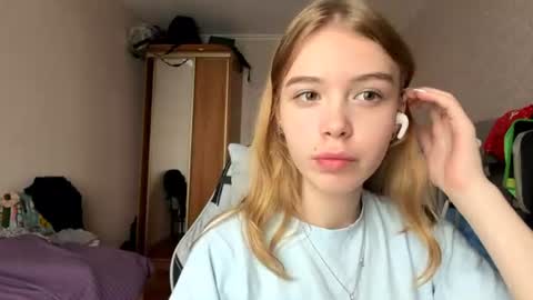 Snapshot of lateshastarnaud chatting on June 23, 7:39 am Linet online show from June 23, 7:39 am