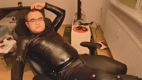 Snapshot of latexboy893 chatting on December 1, 12:26 am latexboy893 online show from December 1, 12:26 am