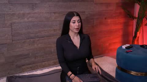 Snapshot of latinaloco chatting on November 21, 6:50 pm Latina online show from November 21, 6:50 pm