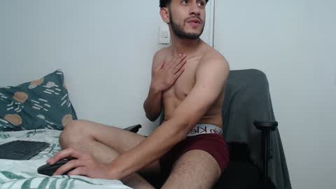 Snapshot of latinbunny7779 chatting on December 30, 9:27 am camilo online show from December 30, 9:27 am