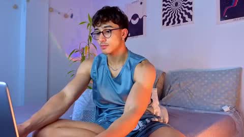 Snapshot of latinguyxl chatting on September 11, 9:59 pm Logan online show from September 11, 9:59 pm