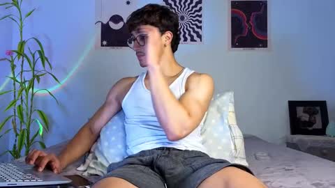 Snapshot of latinguyxl chatting on October 22, 1:28 am Logan online show from October 22, 1:28 am