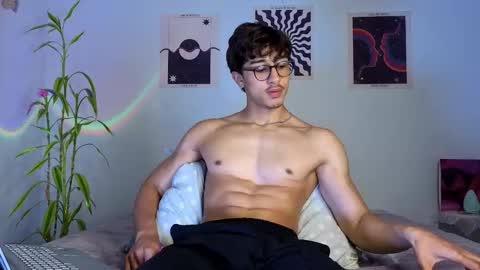 Snapshot of latinguyxl chatting on October 23, 1:27 am Logan online show from October 23, 1:27 am