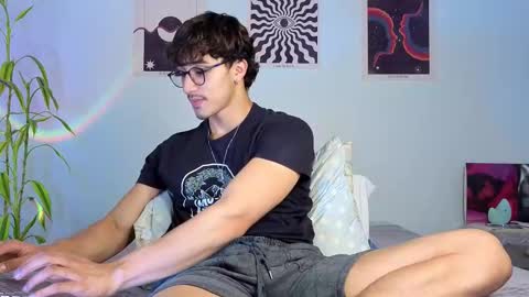 Snapshot of latinguyxl chatting on October 23, 9:24 pm Logan online show from October 23, 9:24 pm