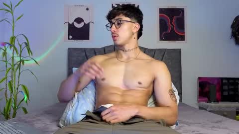 Snapshot of latinguyxl chatting on November 4, 12:43 am Logan online show from November 4, 12:43 am