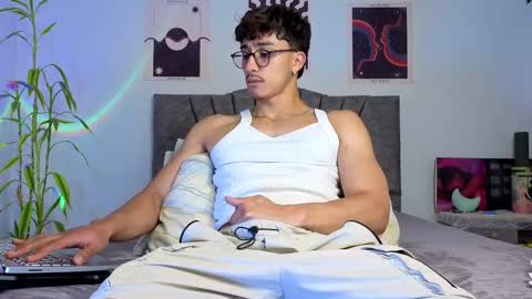 Snapshot of latinguyxl chatting on November 10, 11:37 pm Logan online show from November 10, 11:37 pm