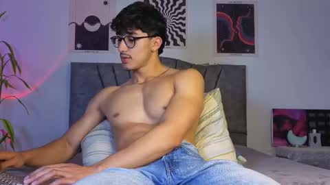 Snapshot of latinguyxl chatting on November 30, 2:59 am Logan online show from November 30, 2:59 am