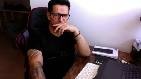 Snapshot of latino8484 chatting on July 16, 9:48 am latino8484 online show from July 16, 9:48 am