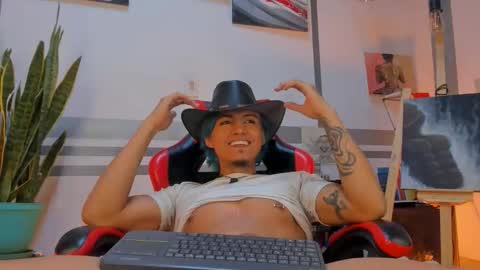 latino_boysmiles online show from March 4, 1:33 am