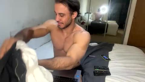 latino_rodri online show from April 17, 7:06 pm