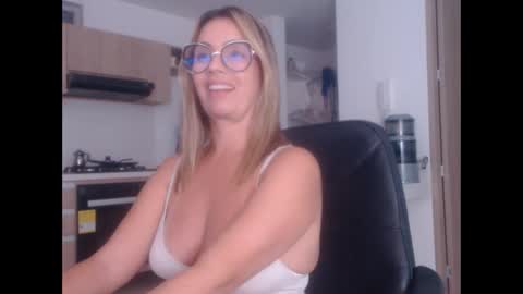 Snapshot of latinpaprika chatting on February 9, 1:33 am latinpaprika online show from February 9, 1:33 am