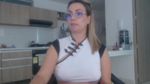 Snapshot of latinpaprika chatting on February 16, 2:00 pm latinpaprika online show from February 16, 2:00 pm